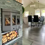 Riverfront House With 98 Inch Tv, Ps5 & Activities Σπίτι διακοπών *