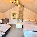 Riverfront House With 98 Inch Tv, Ps5 & Activities Σπίτι διακοπών Νάρβικ