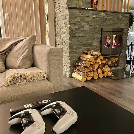 Riverfront House With 98 Inch Tv, Ps5 & Activities Semesterbostad