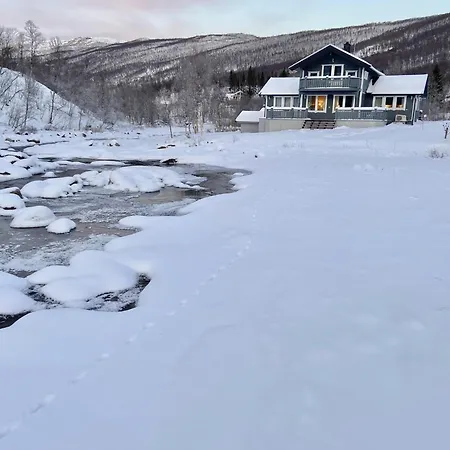 Riverfront House With 98 Inch Tv, Ps5 & Activities Semesterbostad