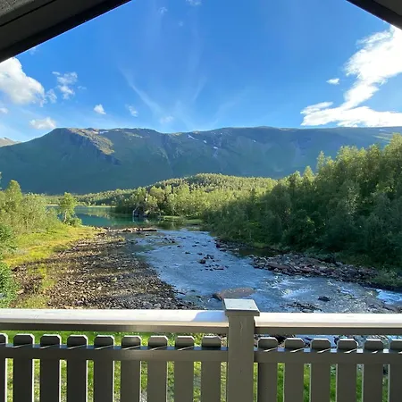 Riverfront House With 98 Inch Tv, Ps5 & Activities Semesterbostad