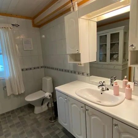 Riverfront House With 98 Inch Tv, Ps5 & Activities