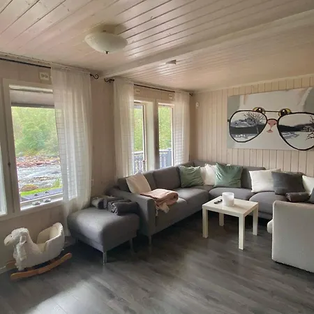 Сasa de vacaciones Riverfront House With 98 Inch Tv, Ps5 & Activities Narvik