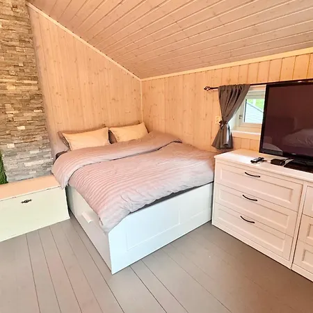 Riverfront House With 98 Inch Tv, Ps5 & Activities