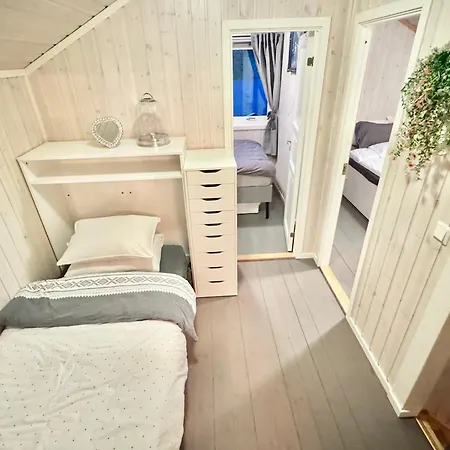 Riverfront House With 98 Inch Tv, Ps5 & Activities بيت للعطل *
