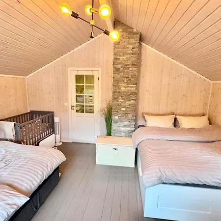 Riverfront House With 98 Inch Tv, Ps5 & Activities Hébergement de vacances Narvik