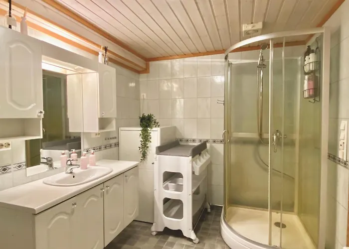 Riverfront House With 98 Inch Tv, Ps5 & Activities Casa de Férias Narvik