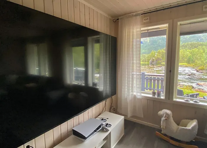 Casa de Férias Riverfront House With 98 Inch Tv, Ps5 & Activities Narvik