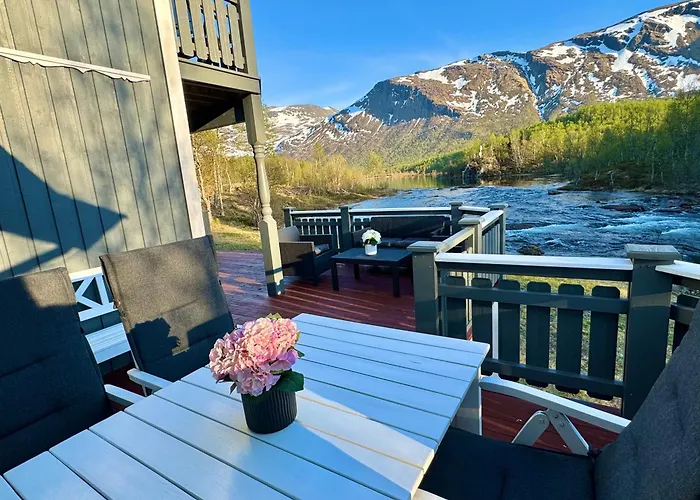 Casa de Férias Riverfront House With 98 Inch Tv, Ps5 & Activities *