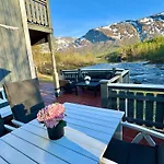 Дом отдыха Riverfront House With 98 Inch Tv, Ps5 & Activities *