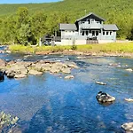 Дом отдыха Riverfront House With 98 Inch Tv, Ps5 & Activities
