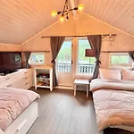 Riverfront House With 98 Inch Tv, Ps5 & Activities Нарвик