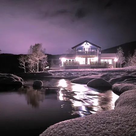 Riverfront House With 98 Inch Tv, Ps5 & Activities Vakantiehuis Narvik