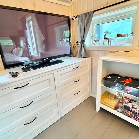 Riverfront House With 98 Inch Tv, Ps5 & Activities *