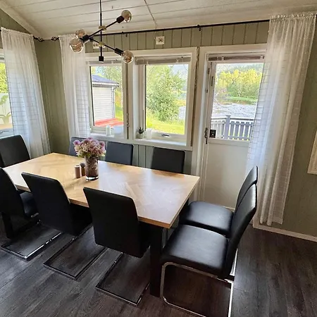 Riverfront House With 98 Inch Tv, Ps5 & Activities
